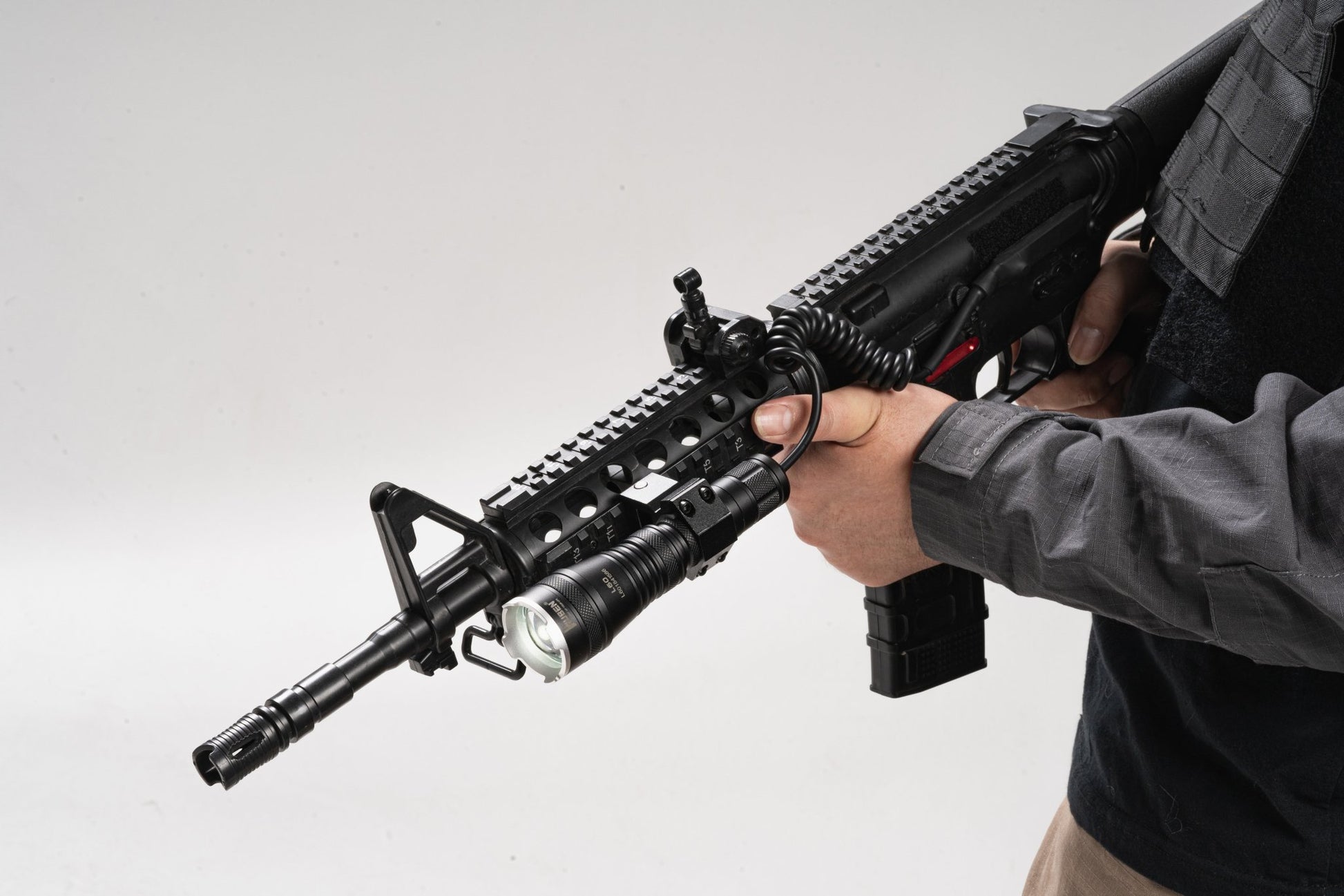 WUBEN L60 Zoomable LED Self Defense Hunting Flashlight - 1200 Lumens